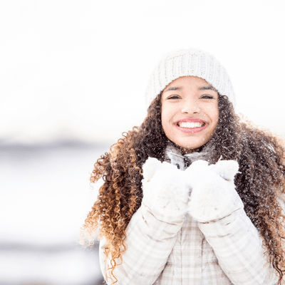 8 conseils pour préserver vos cheveux cet hiver - MakeMyMask