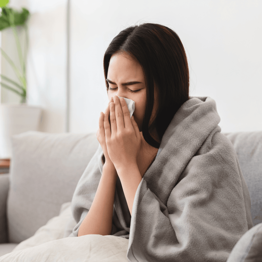 femme malade, covid et chute de cheveux